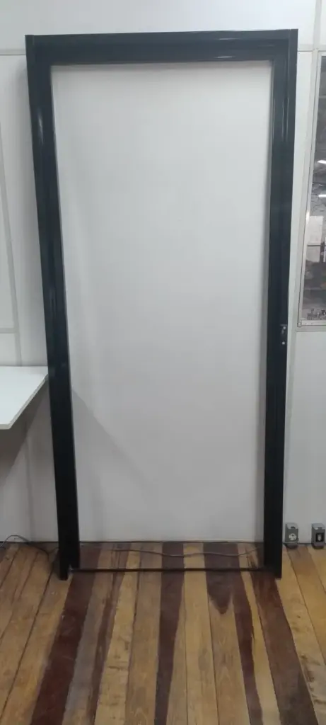 marco para porta de emergência