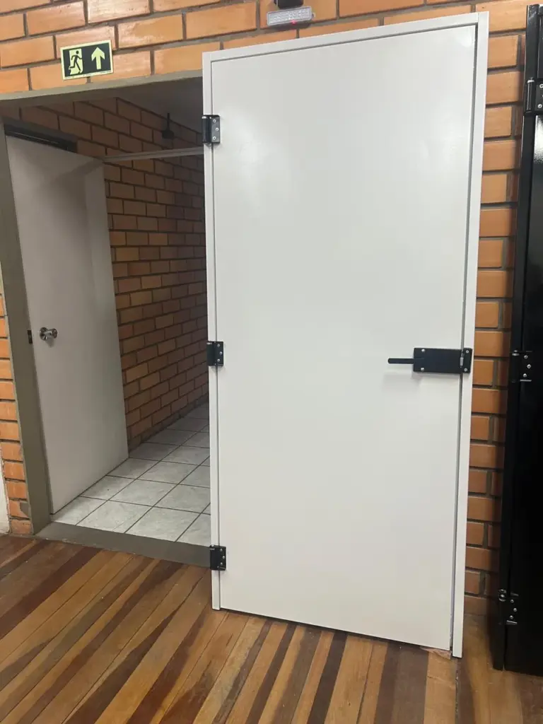 porta corta fogo branca para prédio