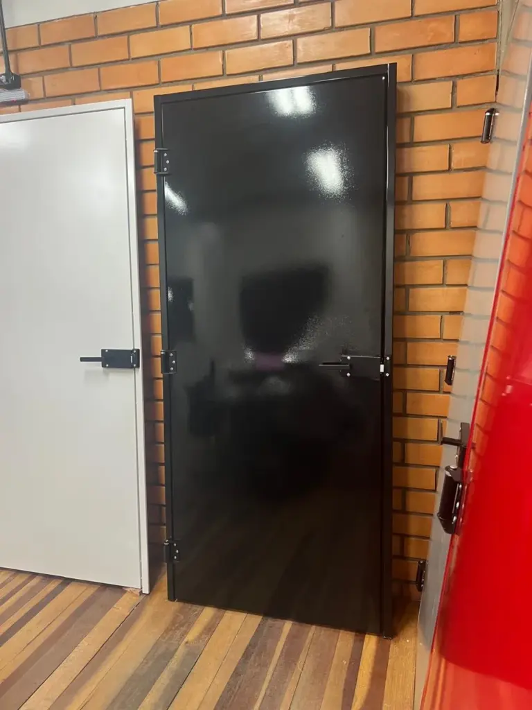 porta corta fogo preta