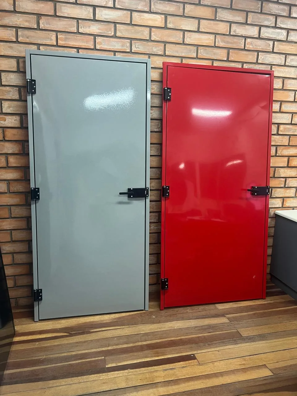 porta corta fogo vermelha para condomínio