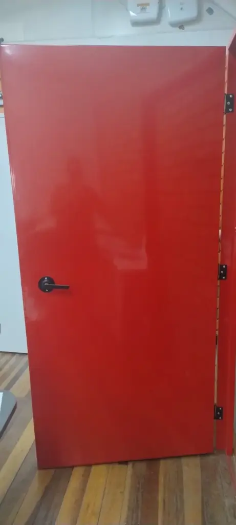 porta corta fogo vermelha para condomínio